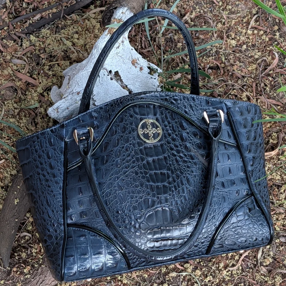 Chic Black Crocodile-Embossed Tote Bag - Picture 13 of 16